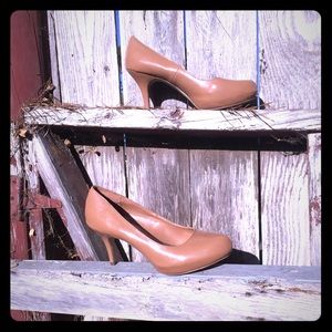 Trash brand nude patent leather-like kitten heels!